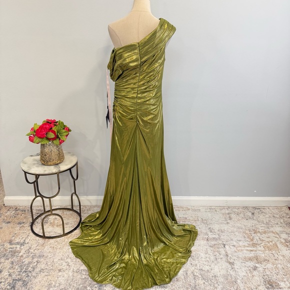 Mac Duggal Metallic Apple Green Off The Shoulder Ruched Waist Slit Gown- Reemoly - threedaughtersproperties.com Mac Duggal Metallic Apple Green Off The Shoulder Ruched Waist Slit Gown- Reemoly - threedaughtersproperties.com